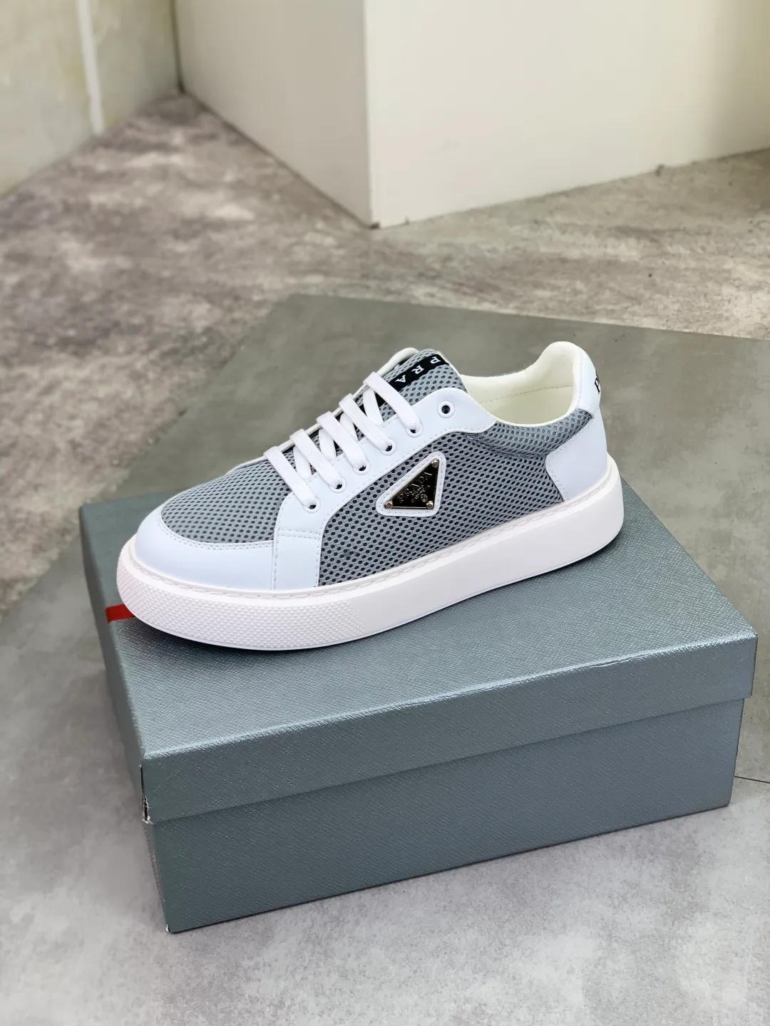 Men's shoes 💰P580💰 [New style] High version official website popular models are on the market, 🆘 Trendy brand (Prada) mainly promotes popular models, avant-garde and versatile fashion men's shoes private version mold opening, cowhide surface splicing 1:1.. Fashionable and simple, original imported cowhide lining cowhide feet; the atmosphere and personality are more fashionable, eye-catching and pursuing class. It will subvert the old idea and be a must-have for fashion trendsetters with you! Must keep it for yourself! Tall and comfortable, large and low, high-end quality workmanship. Size: 38-44 6️⃣colors available.